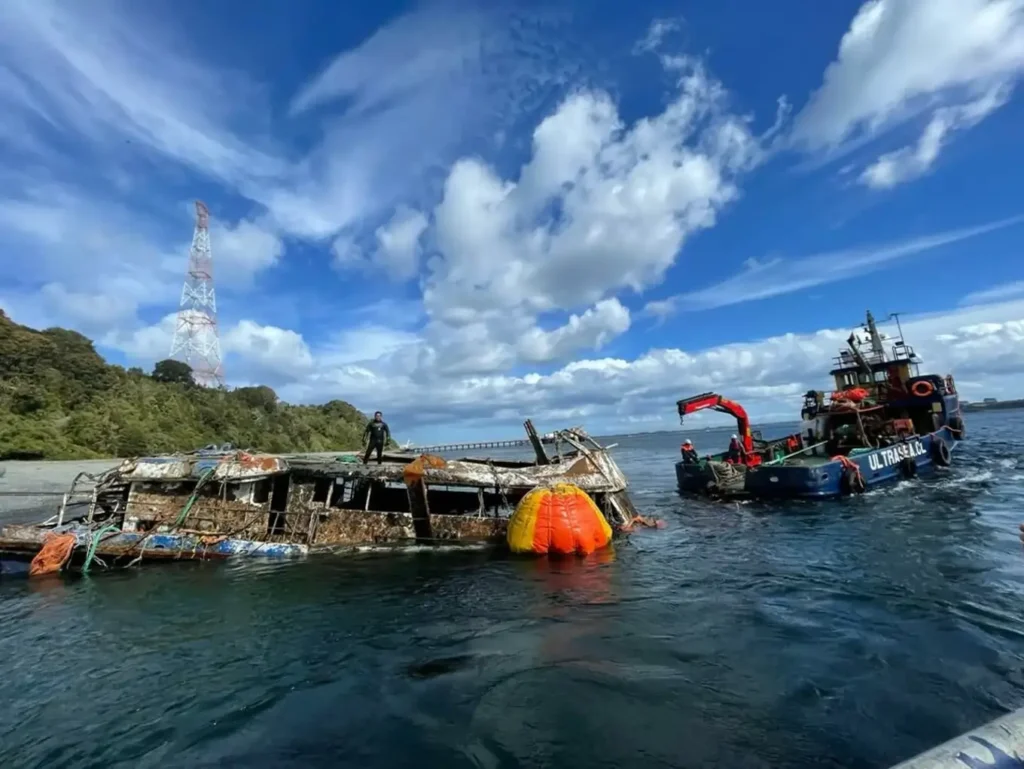 reflotamiento Catamaran Tornagaleones